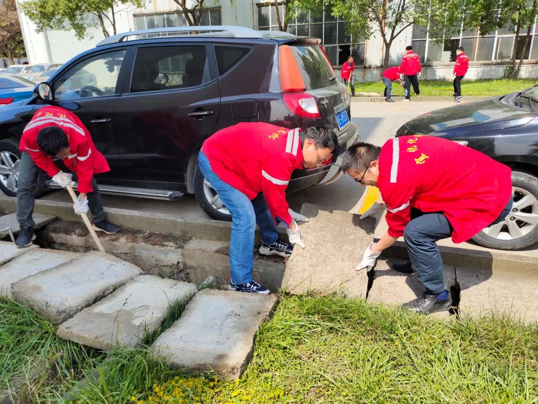 化機(jī)公司組織全員開展義務(wù)勞動(圖1) 化機(jī)公司組織全員開展義務(wù)勞動(圖1)