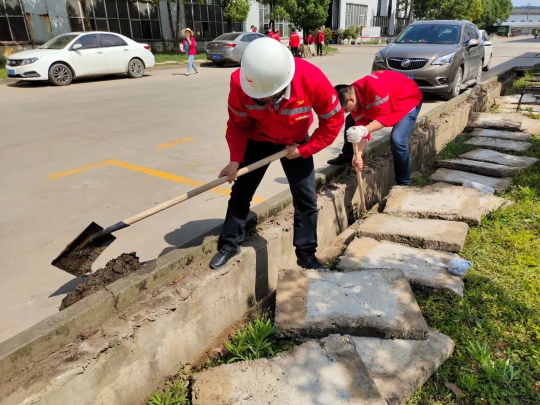 化機(jī)公司組織全員開展義務(wù)勞動(圖6) 化機(jī)公司組織全員開展義務(wù)勞動(圖6)