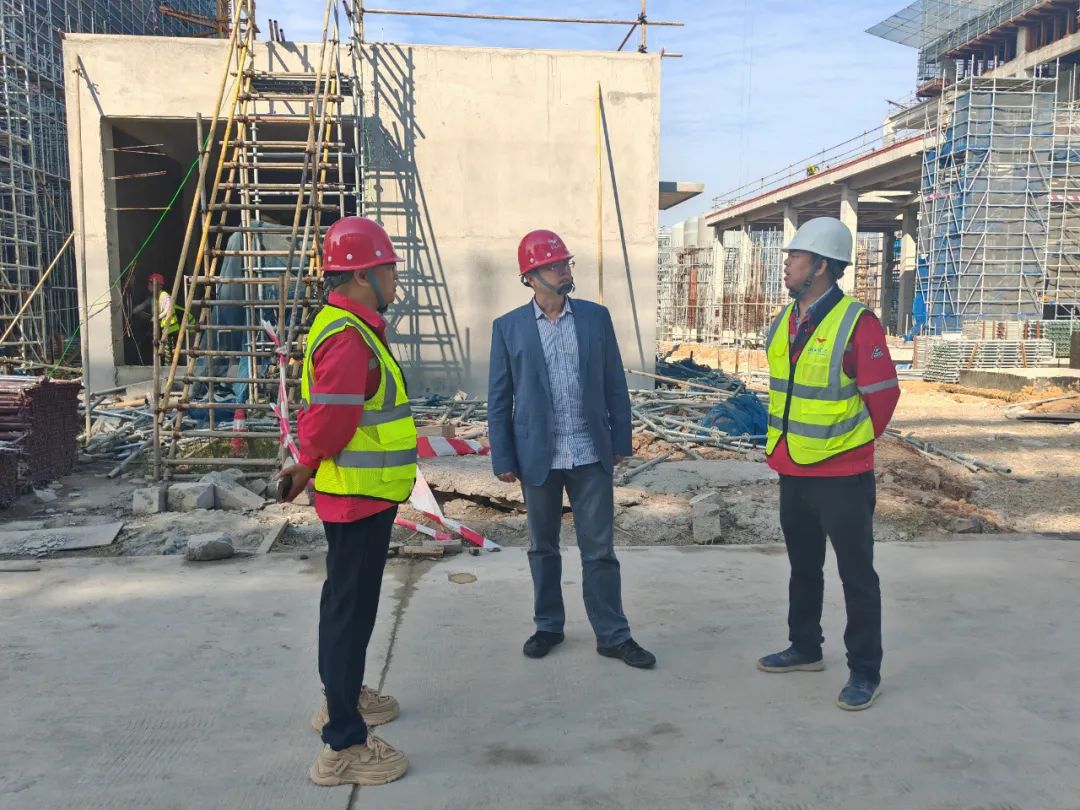 化機(jī)公司黨委書記、董事長、總經(jīng)理楊中澤到項目現(xiàn)場檢查工作(圖2) 化機(jī)公司黨委書記、董事長、總經(jīng)理楊中澤到項目現(xiàn)場檢查工作(圖2)