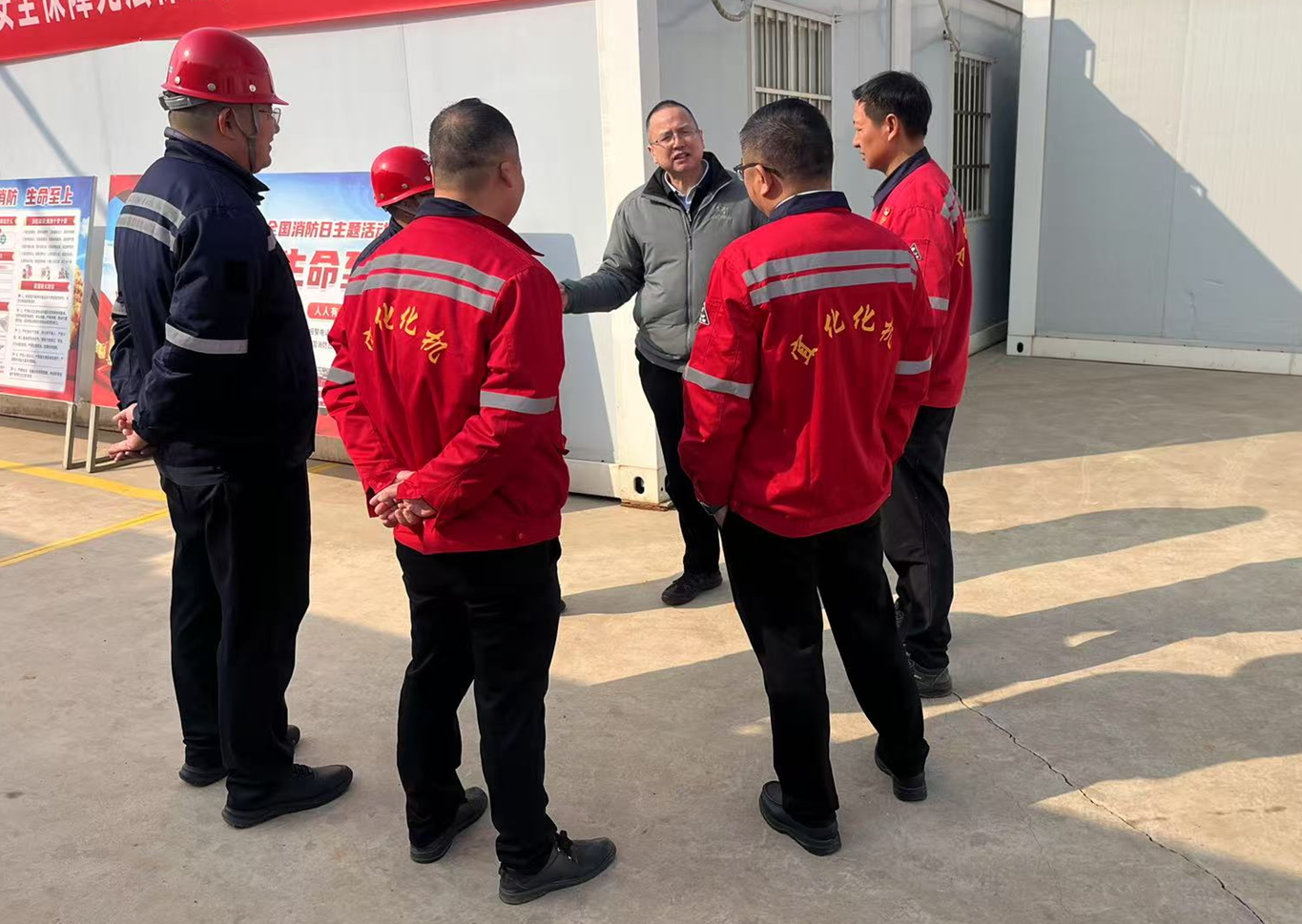 化機(jī)公司黨委書記、董事長(zhǎng)、總經(jīng)理?xiàng)钪袧傻巾?xiàng)目現(xiàn)場(chǎng)走訪慰問(wèn)(圖1) 化機(jī)公司黨委書記、董事長(zhǎng)、總經(jīng)理?xiàng)钪袧傻巾?xiàng)目現(xiàn)場(chǎng)走訪慰問(wèn)(圖1)