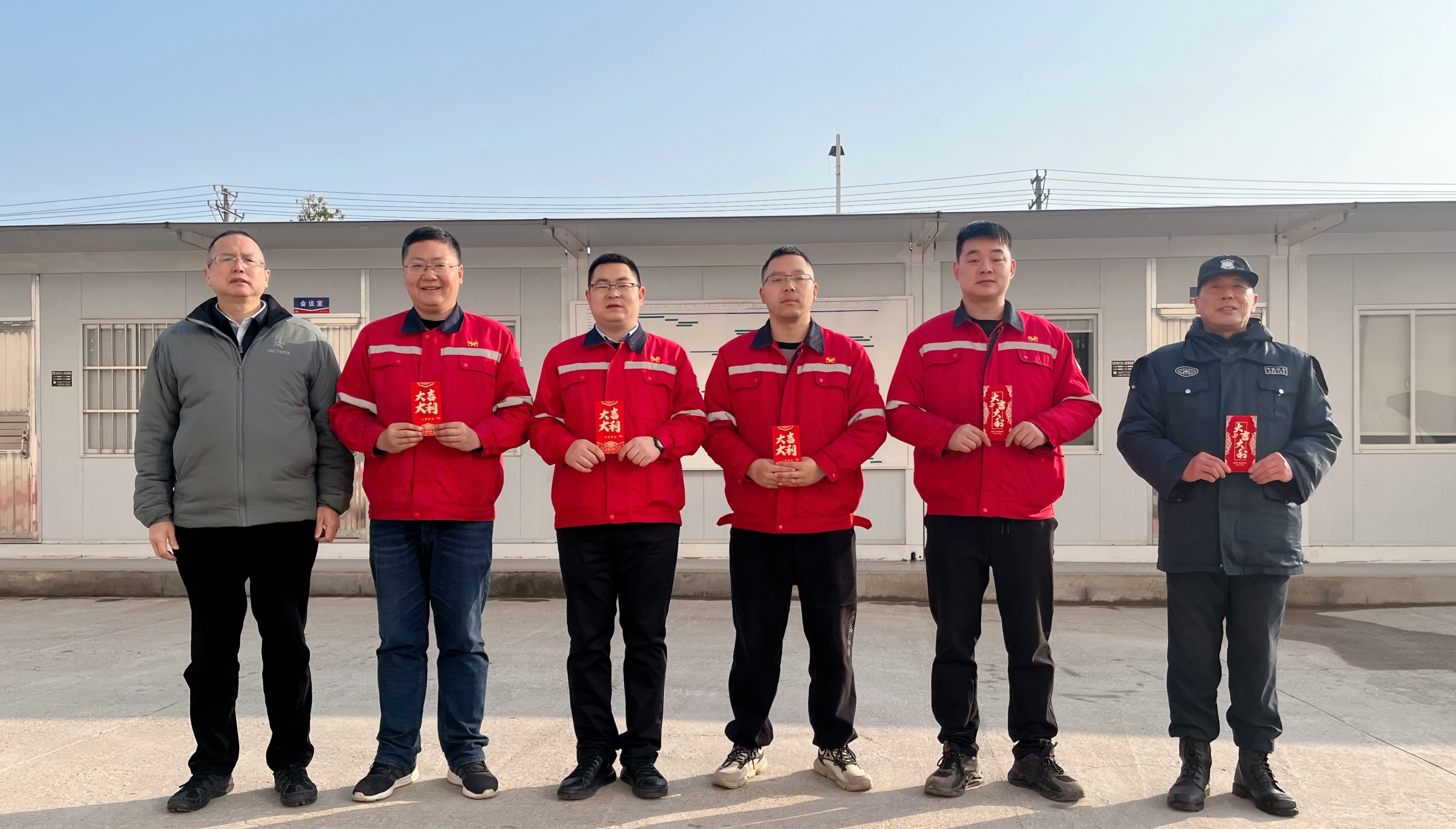 化機(jī)公司黨委書記、董事長(zhǎng)、總經(jīng)理?xiàng)钪袧傻巾?xiàng)目現(xiàn)場(chǎng)走訪慰問(wèn)(圖2) 化機(jī)公司黨委書記、董事長(zhǎng)、總經(jīng)理?xiàng)钪袧傻巾?xiàng)目現(xiàn)場(chǎng)走訪慰問(wèn)(圖2)