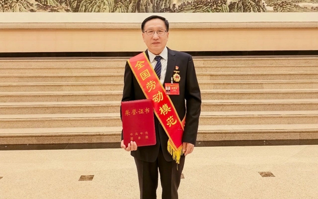祝賀！新疆宜化礦業(yè)龐建將榮獲全國(guó)勞動(dòng)模范(圖1)