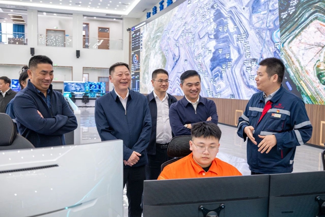 黃智華一行到新疆宜化和新疆宜化礦業(yè)調研(圖1)