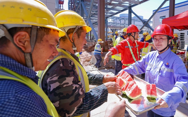 酷暑送清涼，關(guān)懷沁人心！宜化田家河園區(qū)全力保障職工高溫作業(yè)安全(圖1)