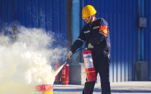 以練促防！內(nèi)蒙古宜化開展消防技能比武活動(dòng)(圖1)